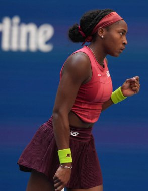 NEW YORK - SEPTEMBER 3, 2023: New York 'taki Billie Jean King Ulusal Tenis Merkezi' nde oynanan 2023 ABD Açık 'ta Danimarkalı Caroline Wozniacki' ye karşı oynanan 16 turluk maçta ABD 'li profesyonel tenisçi Coco Gauff