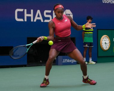 NEW YORK - SEPTEMBER 3, 2023: New York 'taki Billie Jean King Ulusal Tenis Merkezi' nde oynanan 2023 ABD Açık 'ta Danimarkalı Caroline Wozniacki' ye karşı oynanan 16 turluk maçta ABD 'li profesyonel tenisçi Coco Gauff