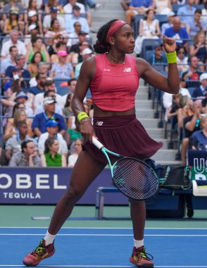 NEW YORK - SEPTEMBER 3, 2023: New York 'taki Billie Jean King Ulusal Tenis Merkezi' nde oynanan 2023 ABD Açık 'ta Danimarkalı Caroline Wozniacki' ye karşı oynanan 16 turluk maçta ABD 'li profesyonel tenisçi Coco Gauff