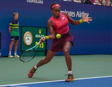 NEW YORK - SEPTEMBER 3, 2023: New York 'taki Billie Jean King Ulusal Tenis Merkezi' nde oynanan 2023 ABD Açık 'ta Danimarkalı Caroline Wozniacki' ye karşı oynanan 16 turluk maçta ABD 'li profesyonel tenisçi Coco Gauff