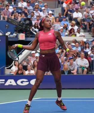 NEW YORK - SEPTEMBER 3, 2023: New York 'taki Billie Jean King Ulusal Tenis Merkezi' nde oynanan 2023 ABD Açık 'ta Danimarkalı Caroline Wozniacki' ye karşı oynanan 16 turluk maçta ABD 'li profesyonel tenisçi Coco Gauff