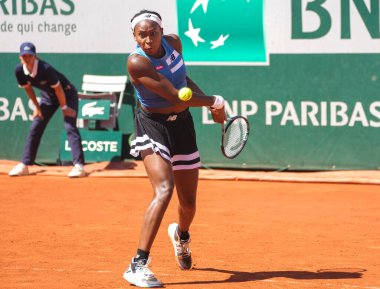 PARIS, FRANCE - 3 Haziran 2023: ABD 'li profesyonel tenisçi Coco Gauff, 2023' te Paris, Fransa 'da Rus Mirra Andreeva' ya karşı oynanan üçüncü tur kadınlar maçında