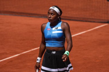 PARIS, FRANCE - 3 Haziran 2023: ABD 'li profesyonel tenisçi Coco Gauff, 2023' te Paris, Fransa 'da Rus Mirra Andreeva' ya karşı oynanan üçüncü tur kadınlar maçında