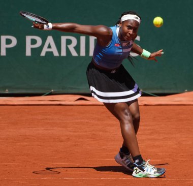 PARIS, FRANCE - 3 Haziran 2023: ABD 'li profesyonel tenisçi Coco Gauff, 2023' te Paris, Fransa 'da Rus Mirra Andreeva' ya karşı oynanan üçüncü tur kadınlar maçında