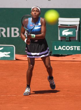 PARIS, FRANCE - 3 Haziran 2023: ABD 'li profesyonel tenisçi Coco Gauff, 2023' te Paris, Fransa 'da Rus Mirra Andreeva' ya karşı oynanan üçüncü tur kadınlar maçında