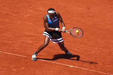 PARIS, FRANCE - 3 Haziran 2023: ABD 'li profesyonel tenisçi Coco Gauff, 2023' te Paris, Fransa 'da Rus Mirra Andreeva' ya karşı oynanan üçüncü tur kadınlar maçında
