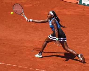 PARIS, FRANCE - 3 Haziran 2023: ABD 'li profesyonel tenisçi Coco Gauff, 2023' te Paris, Fransa 'da Rus Mirra Andreeva' ya karşı oynanan üçüncü tur kadınlar maçında