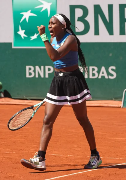 PARIS, FRANCE - 3 Haziran 2023: ABD 'li profesyonel tenisçi Coco Gauff, 2023' te Paris, Fransa 'da Rus Mirra Andreeva' ya karşı oynanan üçüncü tur kadınlar maçında