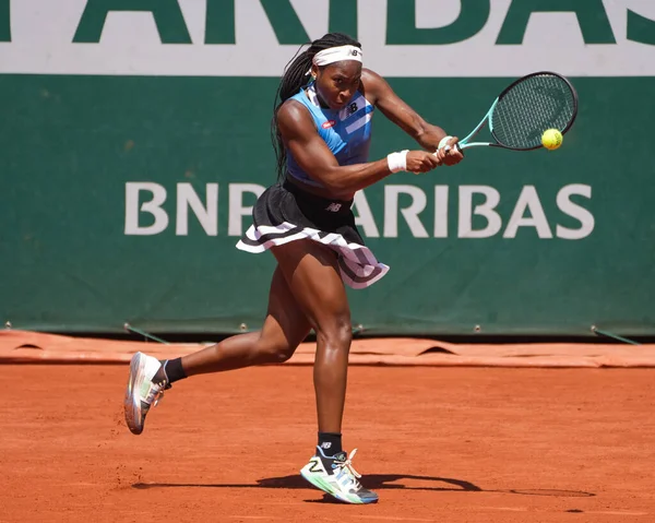 PARIS, FRANCE - 3 Haziran 2023: ABD 'li profesyonel tenisçi Coco Gauff, 2023' te Paris, Fransa 'da Rus Mirra Andreeva' ya karşı oynanan üçüncü tur kadınlar maçında