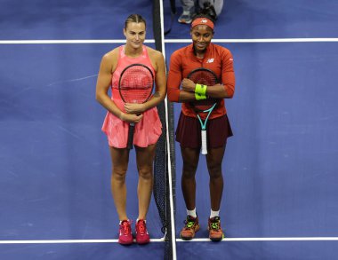 NEW YORK - SEPTEMBER 9, 2023: Beyaz Rusya 'dan profesyonel tenisçiler Aryna Sabalenka (L) ve ABD' den Coco Gauff, New York 'taki Billie Jean King Ulusal Tenis Merkezi' nde düzenlenen 2023 ABD Açık 'ta bayanlar tekli final maçına çıkmadan önce