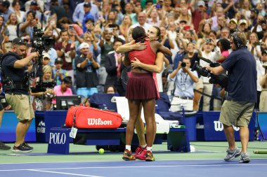 NEW YORK - SEPTEMBER 9, 2023 ABD Açık Şampiyonu Coco Gauff (L) ve Belaruslu Aryna Sabalenka, New York 'ta düzenlenen 2023 ABD Açık Billie Jean King Ulusal Tenis Merkezi' nde oynanan bayanlar tekler final karşılaşması sonrasında kucaklaşıyorlar.