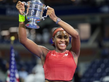 NEW YORK - SEPTEMBER 9, 2023 ABD Açık Şampiyonu Coco Gauff, Belaruslu Aryna Sabalenka ile New York 'taki Billie Jean King Ulusal Tenis Merkezi' nde oynanan final maçı sonrasında düzenlenen ödül sunumunda