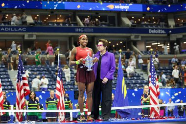 NEW YORK - SEPTEMBER 9, 2023 ABD Açık Şampiyonu Coco Gauff, Belaruslu Aryna Sabalenka ile New York 'taki Billie Jean King Ulusal Tenis Merkezi' nde oynanan final maçı sonrasında düzenlenen ödül sunumunda
