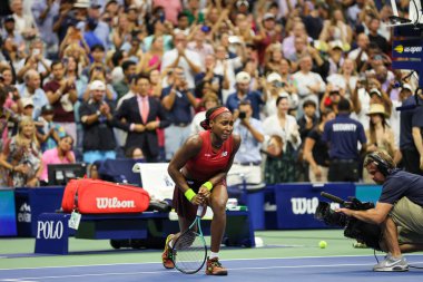 NEW YORK - SEPTEMBER 9, 2023: ABD 'li profesyonel tenisçi Coco Gauff, New York' taki Billie Jean Ulusal Tenis Merkezi 'nde düzenlenen 2023 ABD Açık' da Belaruslu Aryna Sabalenka 'ya karşı oynanan bayanlar final maçında kazandığı zaferi kutladı.