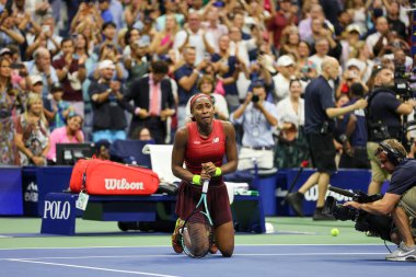 NEW YORK - SEPTEMBER 9, 2023: ABD 'li profesyonel tenisçi Coco Gauff, New York' taki Billie Jean Ulusal Tenis Merkezi 'nde düzenlenen 2023 ABD Açık' da Belaruslu Aryna Sabalenka 'ya karşı oynanan bayanlar final maçında kazandığı zaferi kutladı.