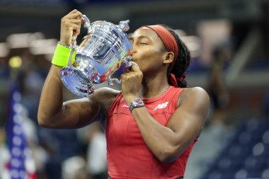 NEW YORK - SEPTEMBER 9, 2023 ABD Açık Şampiyonu Coco Gauff, Belaruslu Aryna Sabalenka ile New York 'taki Billie Jean King Ulusal Tenis Merkezi' nde oynanan final maçı sonrasında düzenlenen ödül sunumunda