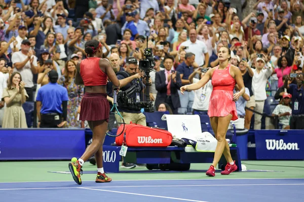 2023年9月9日美国公开赛冠军科科 Coco Gauff 和白俄罗斯的阿丽娜 萨巴连卡 Aryna Sabalenka 在2023年美国纽约比莉 金国家网球中心 Billie — 图库照片