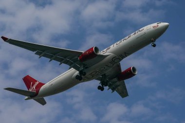 NEW YORK - 20 Temmuz 2023: Virgin Atlantic Airways Airbus A330-300 New York 'taki JFK Uluslararası Havaalanı' na inmek için iniyor 