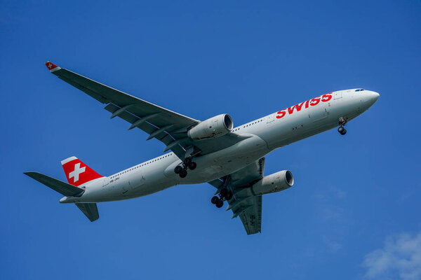 НЬЮ-ЙОРК - 20 июля 2023 года: Swiss Air Airbus A330 приземляется в Международном аэропорту имени Джона Кеннеди в Нью-Йорке 