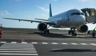 PONTA DELGADA, PORTUGAL - SEPTEMBER 23, 2023: Azores Airlines Airbus A321 Ponta Delgada - Joao Paulo II Havalimanı Sao Miguel adasında, Portekiz takımadalarında yer alan uluslararası havaalanı