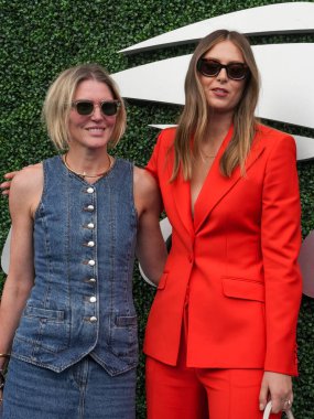 RIVIERA BEACH, FLORIDA - 15 Kasım 2022 Singer Adası 'ndaki lüks konutlar. Singer Adası, Riviera Sahili 'nin doğal plajları ve lüks otelleri olan okyanus manzaralı bir mahallesi.