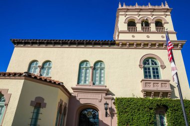 PALM BEACH, FLORIDA - 13 Kasım 2022: 1925 'te inşa edilen Palm Beach Town Hall. Palm Beach, Güney Florida 'da Lake Worth Lagoon tarafından anakaradan ayrılan bir kasabadır.