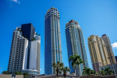 SUNNY BEACH, FLORIDA - 14 Kasım 2022 Sunny Isles Beach, Florida 'daki lüks tatil beldeleri ve apartmanlar. Sunny Isles Beach, Amerika Birleşik Devletleri 'nin Florida eyaletinde yer alan bir şehirdir.
