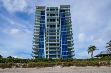 RIVIERA BEACH, FLORIDA - 15 Kasım 2022 Singer Adası 'ndaki lüks konutlar. Singer Adası, Riviera Sahili 'nin doğal plajları ve lüks otelleri olan okyanus manzaralı bir mahallesi.