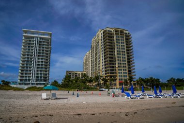 RIVIERA BEACH, FLORIDA - 15 Kasım 2022 Singer Adası 'ndaki lüks konutlar. Singer Adası, Riviera Sahili 'nin doğal plajları ve lüks otelleri olan okyanus manzaralı bir mahallesi.