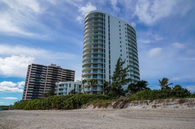 RIVIERA BEACH, FLORIDA - 15 Kasım 2022 Singer Adası 'ndaki lüks konutlar. Singer Adası, Riviera Sahili 'nin doğal plajları ve lüks otelleri olan okyanus manzaralı bir mahallesi.