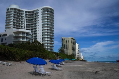 RIVIERA BEACH, FLORIDA - 15 Kasım 2022 Singer Adası 'ndaki lüks konutlar. Singer Adası, Riviera Sahili 'nin doğal plajları ve lüks otelleri olan okyanus manzaralı bir mahallesi.