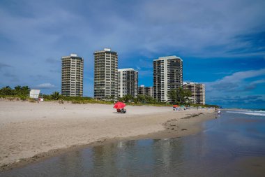 RIVIERA BEACH, FLORIDA - 15 Kasım 2022 Singer Adası 'ndaki lüks konutlar. Singer Adası, Riviera Sahili 'nin doğal plajları ve lüks otelleri olan okyanus manzaralı bir mahallesi.