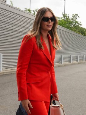 NEW YORK - 28 AUGust 2023: Eski beş kez Grand Slam şampiyonu olan tenisçi Maria Sharapova, 2023 USTA Ulusal Tenis Merkezi 'ndeki ABD Açık açılış töreninden önce Gabriela Hearst' ün 2023 Bahar koleksiyonundan bir takım elbise giyiyor.