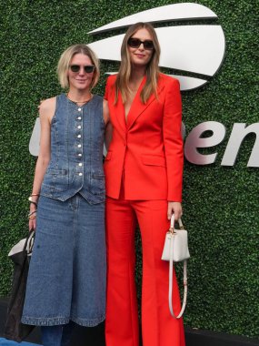 NEW YORK - 28 AUGust 2023: Gabriela Hearst (L), New York 'taki USTA Ulusal Tenis Merkezi' nde 2023 'ten önce mavi halıdaki eski tenisçi Maria Sharapova ile birlikte giyime hazır ve aksesuar tasarımcısı.