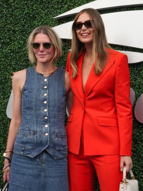 NEW YORK - 28 AUGust 2023: Gabriela Hearst (L), New York 'taki USTA Ulusal Tenis Merkezi' nde 2023 'ten önce mavi halıdaki eski tenisçi Maria Sharapova ile birlikte giyime hazır ve aksesuar tasarımcısı.