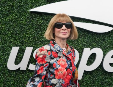 NEW YORK - 28 AUGust 2023: Vogue dergisinin genel yayın yönetmeni Anna Wintour, New York 'taki USTA Ulusal Tenis Merkezi' nde 2023 ABD Açık açılış gecesi seremonisinden önce mavi halıda