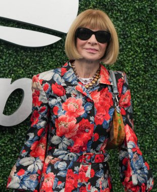 NEW YORK - 28 AUGust 2023: Vogue dergisinin genel yayın yönetmeni Anna Wintour, New York 'taki USTA Ulusal Tenis Merkezi' nde 2023 ABD Açık açılış gecesi seremonisinden önce mavi halıda
