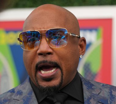 NEW YORK - 28 AUGust 2023: Daymond John, Business Intrepreneur ve ABC 'nin Hit şovu Shark Tank' in yardımcı oyuncusu, New York 'taki Ulusal Tenis Merkezi' nde 2023 'ten önce ABD Açık açılış töreninde mavi halıda