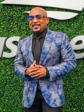 NEW YORK - 28 AUGust 2023: Daymond John, Business Intrepreneur ve ABC 'nin Hit şovu Shark Tank' in yardımcı oyuncusu, New York 'taki Ulusal Tenis Merkezi' nde 2023 'ten önce ABD Açık açılış töreninde mavi halıda