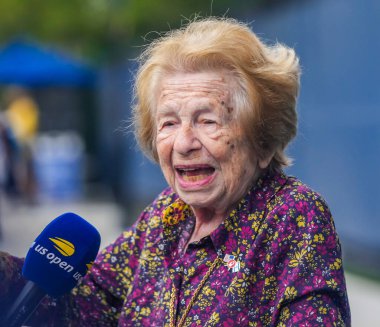 NEW YORK - 28 AĞUSTOS 2023: Seks terapisti, medya kişiliği ve yazar Dr. Ruth Westheimer, New York 'taki USTA Ulusal Tenis Merkezi' nde 2023 ABD Açık açılış gecesi seremonisinden önce mavi halıda