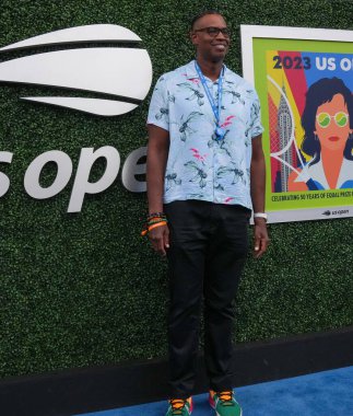NEW YORK - 28 AUGust 2023: Eski NBA oyuncusu Jason Collins, New York 'taki USTA Ulusal Tenis Merkezi' nde 2023 ABD Açık açılış gecesi seremonisinden önce mavi halıda