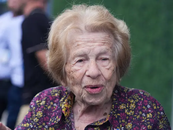 NEW YORK - 28 AĞUSTOS 2023: Seks terapisti, medya kişiliği ve yazar Dr. Ruth Westheimer, New York 'taki USTA Ulusal Tenis Merkezi' nde 2023 ABD Açık açılış gecesi seremonisinden önce mavi halıda