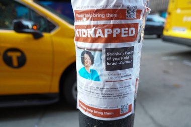 NEW YORK - 2 Kasım 2023: 7 Ekim 2023 'te Hamas' ın saldırısından sonra kaçırılan İsraillileri gösteren posterler