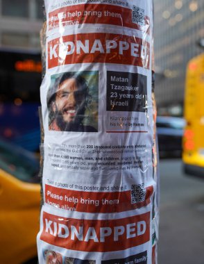 NEW YORK - 2 Kasım 2023: 7 Ekim 2023 'te Hamas' ın saldırısından sonra kaçırılan İsraillileri gösteren posterler