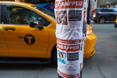 NEW YORK - 2 Kasım 2023: 7 Ekim 2023 'te Hamas' ın saldırısından sonra kaçırılan İsraillileri gösteren posterler