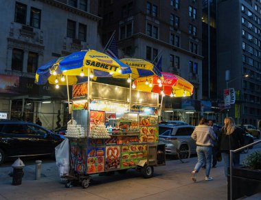 NEW YORK - 2 Kasım 2023: Manhattan 'da sokak yemekleri satıcısı. Şehir tarafından lisanslı yaklaşık 4 bin tane seyyar yiyecek satıcısı var. 