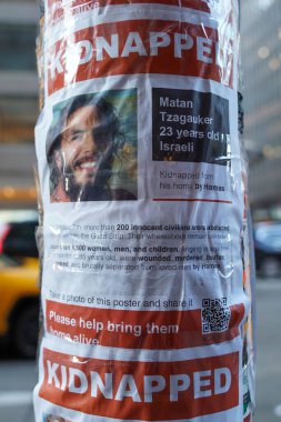 NEW YORK - 2 Kasım 2023: 7 Ekim 2023 'te Hamas' ın saldırısından sonra kaçırılan İsraillileri gösteren posterler