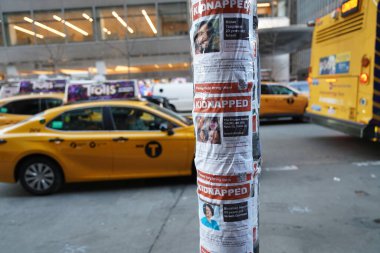 NEW YORK - 2 Kasım 2023: 7 Ekim 2023 'te Hamas' ın saldırısından sonra kaçırılan İsraillileri gösteren posterler