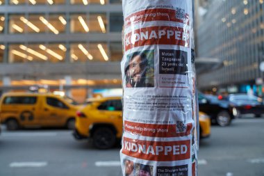 NEW YORK - 2 Kasım 2023: 7 Ekim 2023 'te Hamas' ın saldırısından sonra kaçırılan İsraillileri gösteren posterler