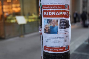 NEW YORK - 2 Kasım 2023: 7 Ekim 2023 'te Hamas' ın saldırısından sonra kaçırılan İsraillileri gösteren posterler